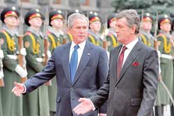 Tổng thống Mỹ G.W.Bush (trái) và Tổng thống Ukraine V.Yushchenko duyệt đội quân danh dự ở Kiev.
